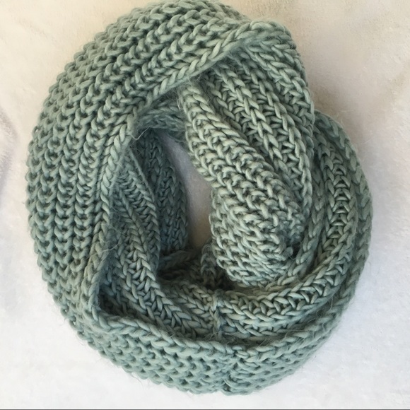 Sea foam green chunky knit infinity scarf - Picture 3 of 3